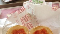 Niatnya ingin memakan burger di McDonalds dengan saus tomat saja. Tapi pegawai di sana justru salah mengerti, dan hanya memberikan netizen ini roti berbalut saus tomat saja. Foto: Boredpanda