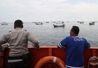 Polisi air dan udara serta mualim Teras BRI Kapal Bahtera Seva I memantau alur pelayaran di Laut Kepulauan Seribu 