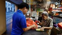 Nenek Berusia 90 Tahun Ini Jadi Penjual Mie Paling Tua di Singapura