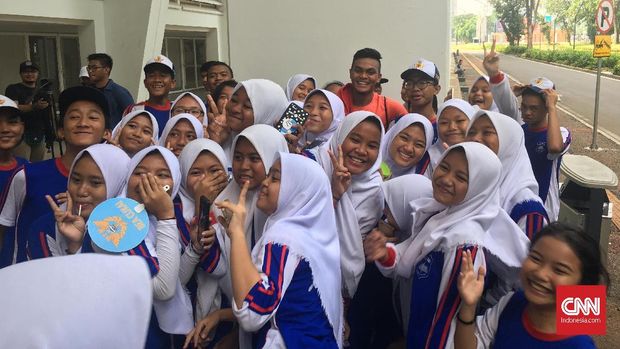 Belasan siswa-siswi SMP foto bersama Rachmat Irianto.