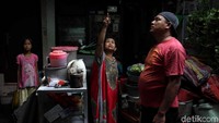 Warga menunjukkan sejumlah bangunan yang telah hangus dilalap api.