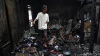 Menurut petugas call center Sudin Penanggulangan Kebakaran dan Penyelamatan Jakpus, Hasanuddin, ada sekitar 20 mobil pemadam kebakaran dikerahkan untuk memadamkan api.