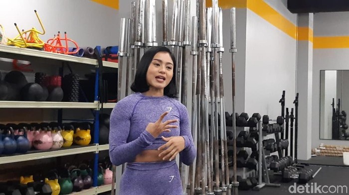 Nadira Diva menganggap wanita berani olahraga berat itu keren. Foto: Aisyah Kamaliah/detikHealth Nadira Diva menganggap wanita berani olahraga berat itu keren. Foto: Aisyah Kamaliah/detikHealth