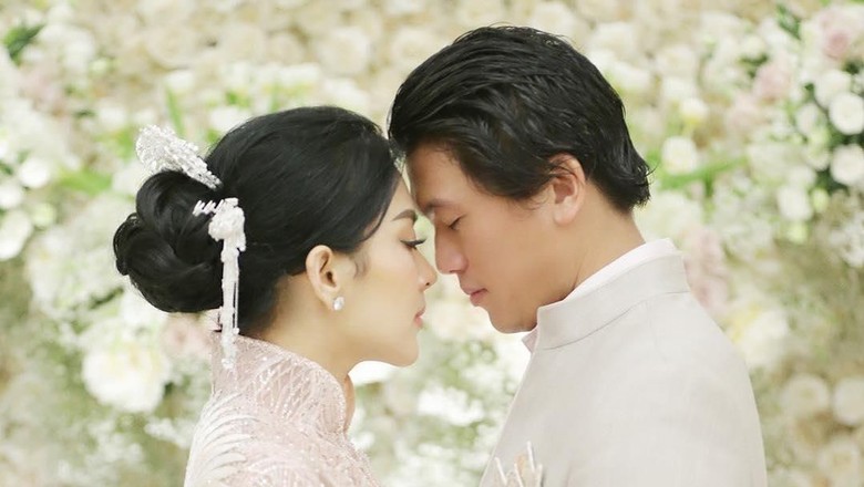 Harapan Manis Syahrini pada Suami Tercinta, Reino Barack/ Foto: Instagram/@princessyahrini Harapan Manis Syahrini pada Suami Tercinta, Reino Barack/ Foto: Instagram/@princessyahrini