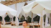 Kalau ini senyum bahagia Andrew saat liburan plus makan enak di Bali. Santai pakai kaos oblong! Foto: Instagram andrewlienata