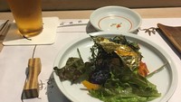 Di restoran yang sama, aktor sekaligus model itu memesan sepiring salad. Salad istimewa itu bertopping selembar daun emas. Foto: Instagram real_jinhyuk