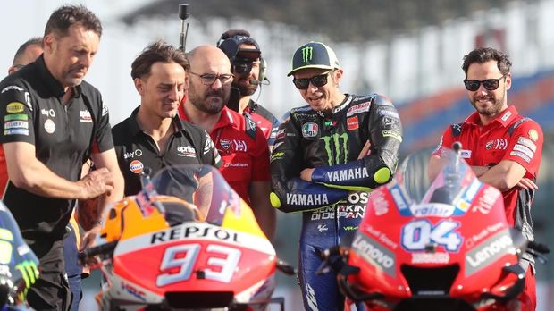 Valentino Rossi (kedua dari kanan) gagal mendapat tiket ke Q2 secara langsung pada MotoGP Qatar 2019.