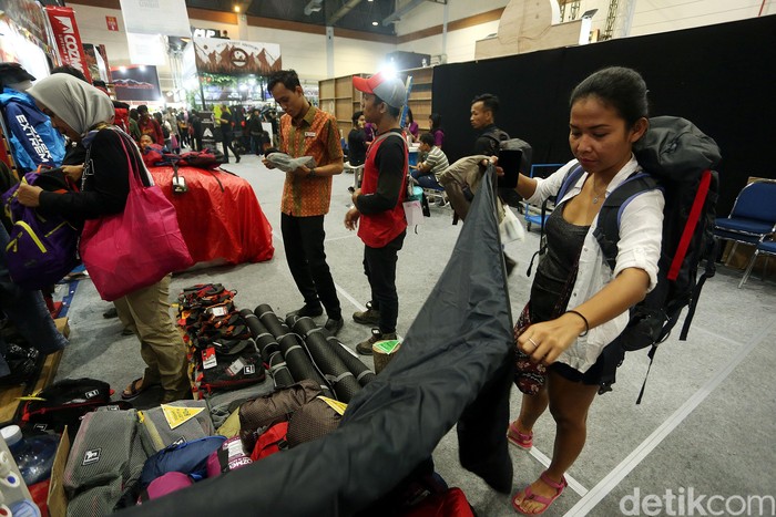 Pengunjung menyerbu gelaran Indonesia Outdoor Festival 2019 atau Indofest di Hall B JCC Senayan, Jakarta, Jumat (8/3). Begini suasananya.