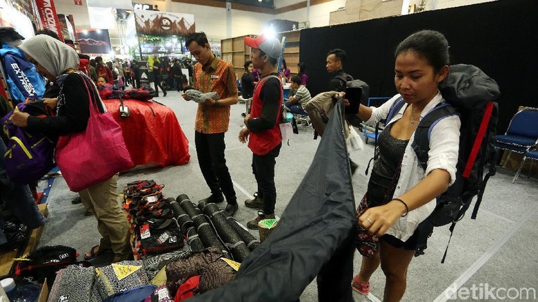 Pengunjung Serbu Pameran Indofest 2019 Pengunjung menyerbu gelaran Indonesia Outdoor Festival 2019 atau Indofest di Hall B JCC Senayan, Jakarta, Jumat (8/3). Begini suasananya.