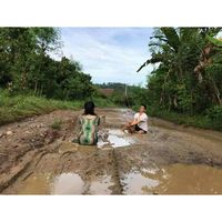 Usai ABG Sumsel, Giliran Pasutri di Sulbar Jadi Fotomodel Jalan Rusak