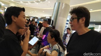 Bukan pertama kalinya Tony menjadi yang terdepan dalam memboyong produk anyar Samsung. Setiap vendor asal Korea Selatan itu membuka keran penjualan ponsel terbarunya di Indonesia, Tony selalu terdepan membelinya. (Foto: detikINET/Agus Tri Haryanto)