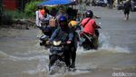 Aksi Nekat Warga Terobos Banjir di Jalan Dayeuhkolot-Banjaran
