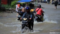 Kanitlantas Polsek Dayeuhkolot AKP Sumartono mengatakan jalan sudah dapat dilintasi namun hanya kendaraan roda empat. Kalau pun ada kendaraan roda dua itu yang memaksakan.