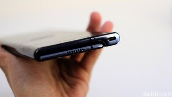 Port bagian bawah ada USB type C. Foto: Adi Fida Rahman/detikinet