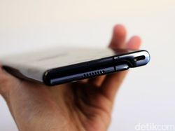 Menggenggam Ponsel Layar Lipat Huawei Mate X di Jakarta