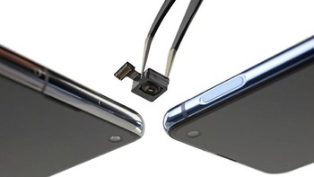 Modul kamera depan juga mudah dilepas. Foto: iFixit