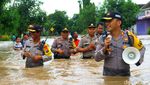Aksi Heroik Polisi Bantu Evakuasi Korban Banjir di Ngawi