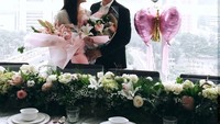 Tatapan romantis Indra jelas berhasil membuat Yuanita jatuh hati. Ditemani dengan balon dan bunga, rangkaian acara makan siang ini semakin manis. Foto: Instagram @yuanitachrist