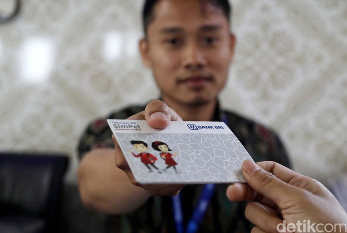 Sejumlah siswa-siswi dari Madrasah Ibtidaiyah membuat buku tabungan di kapal Teras BRI Bahtera Seva 1, Pulau Panggang, Kepulauan Seribu. Tujuan kegiatan itu dilakukan adalah untuk mengajarkan kepada anak-anak SD  menabung secara dini.