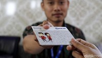 Seorang petugas bank terapung itu menyerahkan buku tabungan Simpel (Simpanan Pelajar) kepada siswa-siswi yang hadir di sana.