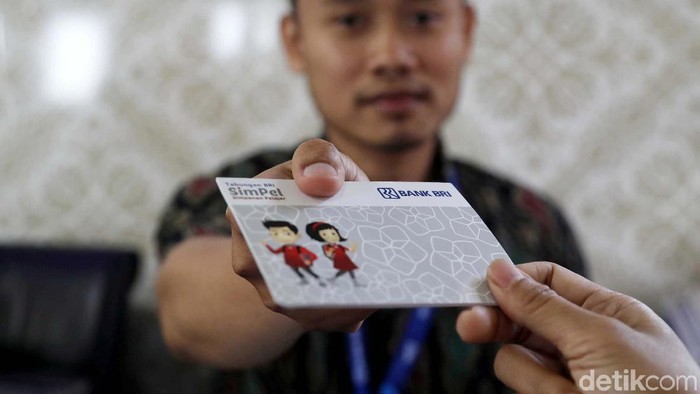 Sejumlah siswa-siswi dari Madrasah Ibtidaiyah membuat buku tabungan di kapal Teras BRI Bahtera Seva 1, Pulau Panggang, Kepulauan Seribu. Tujuan kegiatan itu dilakukan adalah untuk mengajarkan kepada anak-anak SD  menabung secara dini.