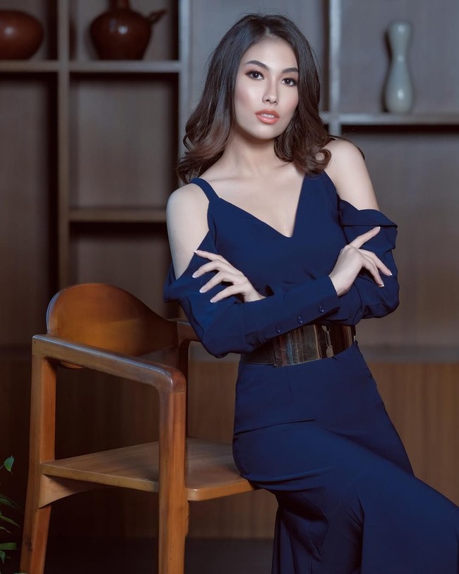 Tak sampai di situ saja, wanita cantik berambut panjang itu juga bergabung dengan organisasi CYBER SHANTY, sebuah organisasi yang bertujuan untuk mengajarkan para siswa tentang penggunaan teknologi. Para siswa tersebut tidak memiliki Akta Kelahiran yang membuat mereka tidak memiliki identitas resmi sebagai warga negara Indonesia. Untuk mengatasi ini, ia bekerjasama dengan pemerintah daerah untuk mengurus akta kelahiran mereka. Foto: Instagram/@officialputeriindonesia