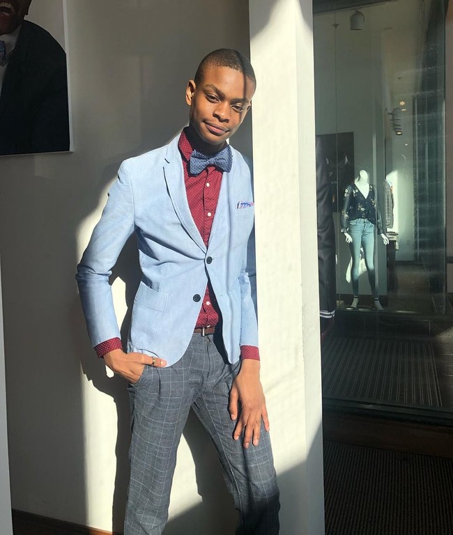 Moziah Bridges sudah punya bisnis menjanjikan di usia 17 tahun. Remaja tersebut sukses dengan brand Mos Bows yang merilis dasi kupu-kupu. Moziah yang jadipPresiden dan Creative Director dari merek tersebut pun telah mengekspansi usahnya dengan merilis dasi, sapu tangan, dan lain-lain. Dilansir Business Insider, ia telah menjual produk senilai $600,000 atau Rp 8,5 miliaran. Foto: Instagram