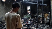 Api melahap perumahan padat penduduk di Johar Baru, Jakarta Pusat, pada pukul 03.20 WIB dini hari, Jumat (8/3/2019).