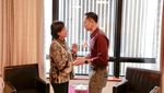 Gaya Santai SBY-AHY-Ibas Terima Sri Mulyani di NUH Singapura