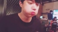 Coba tebak, kali ini Seung-yoon sedang makan apa. Ya, mulutnya dipenuhi dengan daging bbq! Foto: Instagram o_seungyun