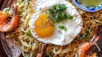 Pasta yang pedas gaya Thailand makin enak dipadu telur goreng. Foto: Instagram @yelpoc
