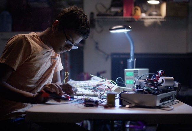 Shubham Banerjee baru berusia 12 tahun ketika menemukan Braigo, printer huruf Braille dengan harga lebih terjangkau. Ia lalu mendirikan perusahaan kecil bernama Braigo Labs dan menjadi orang termuda yang menerima modal usaha kapitalist. Diperkirakan jika investasi itu bernilai miliaran rupiah. Foto: Intel