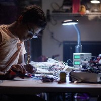 Shubham Banerjee baru berusia 12 tahun ketika menemukan Braigo, printer huruf Braille dengan harga lebih terjangkau. Ia lalu mendirikan perusahaan kecil bernama Braigo Labs dan menjadi orang termuda yang menerima modal usaha kapitalist. Diperkirakan jika investasi itu bernilai miliaran rupiah. Foto: Intel