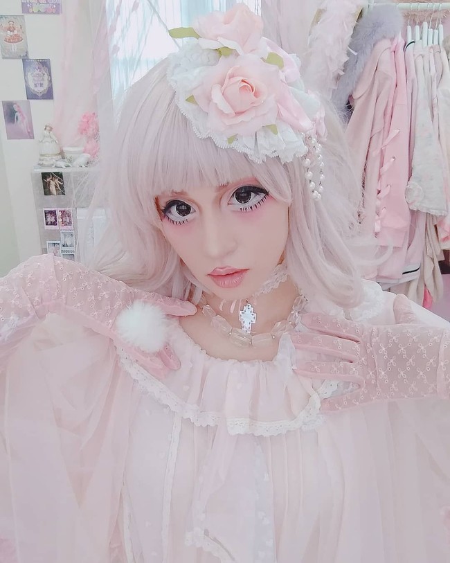 Tak hanya busana, ia memakai semacam kulit palsu yang membuat tubuhnya seperti boneka. Tak lupa, Fifi juga merias rambut dan wajahnya bak boneka. Foto: Instagram/fifidoll