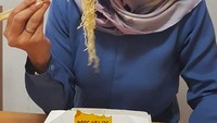 Duh, ngiler banget nih lihat Tina makan mie yamin asin dengan se’i sapi. Nyamm! Foto: Instagram tina_talisa