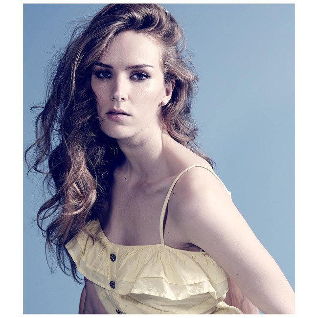 Rentetan pesan teks berikutnya mengindikasikan bahwa pertemuan Charlotte dan Kevin Tsujihara ternyata berbuah kesepakatan kerja. Pria 54 tahun itu disebut menjanjikan peran untuknya dalam produksi film jika Charlotte mau berhubungan seks dengannya. Namun peran yang dijanjikan itu tak kunjung datang padanya. Foto: Instagram/@charlottekirkofficial