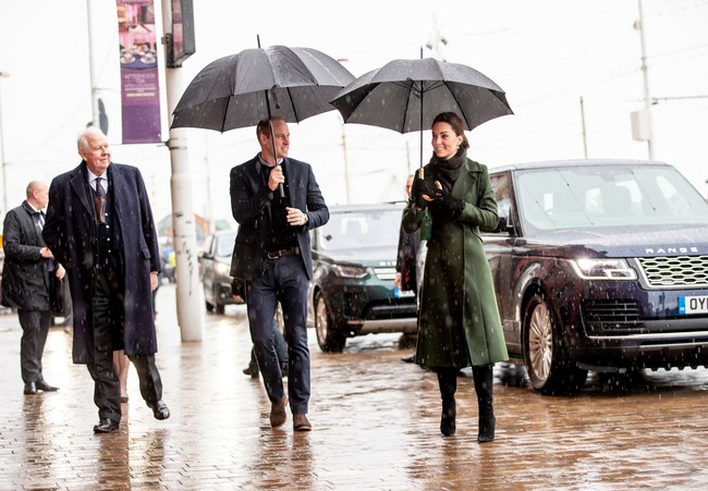 Mantel tersebut hadir dalam siluetnya yang feminin sehingga sukses memancarkan aura sang Duchess of Cambridge. Harganya US$ 1.200 atau sekitar Rp 17 juta. Foto: Getty Images