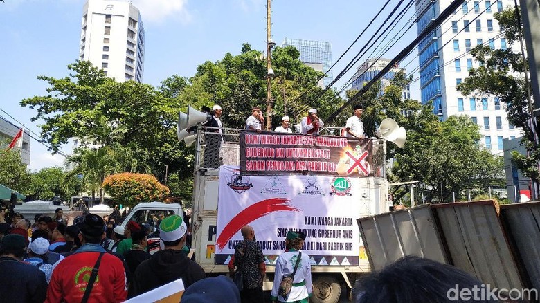Massa Aksi Dukung Jual Saham Bir Pemprov DKI Bubarkan Diri Massa Aksi Dukung Jual Saham Bir Pemprov DKI Bubarkan Diri