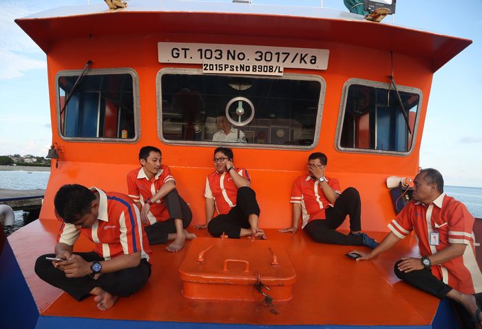 Aktivitas Staf Teras BRI Kapal Bahtera Seva I usai bank tutup. Foto: Pradita Utama/detikcom Aktivitas Staf Teras BRI Kapal Bahtera Seva I usai bank tutup. Foto: Pradita Utama/detikcom