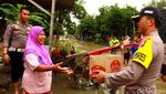 Aksi Heroik Polisi Bantu Evakuasi Korban Banjir di Ngawi