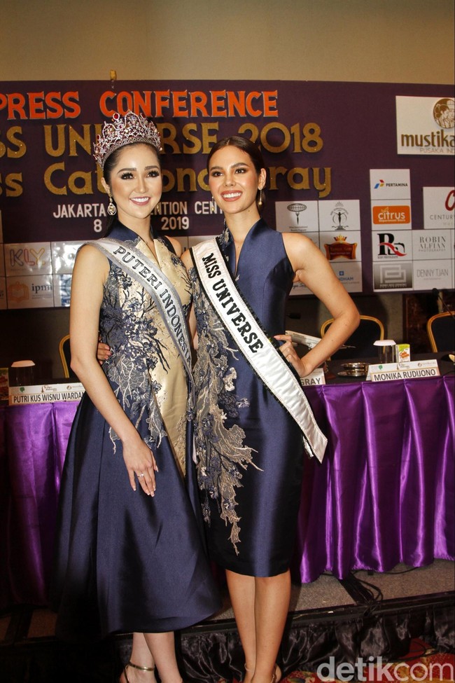 Catriona Gray dan Sonia Fergina menjalin kedekatan di ajang Miss Universe 2018 karena mereka adalah teman sekamar. Saat Catriona yang berasal dari Filipina itu datang ke Indonesia, Sonia pun mengajarinya sejumlah bahasa Indonesia. Foto: Muhammad Abduh/Detikcom