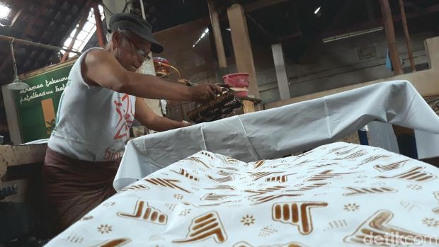 Pengusaha Solo Ini Buat Batik Motif Dua Jari untuk Sandiaga