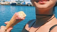 Mantan pacar Kevin Julio ini memang sangat cantik. Lihat tuh gayanya saat menikmati es krim yang tadinya hanya untuk properti shooting tapi habis juga.  Foto: Instagram@sahilahisyam