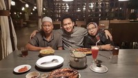 Makan malam romantis bersama kedua orang tua memang jadi momen manis. Zaldie mengajak ibu dan ayahnya makan ikan bakar nih. Foto: instagram @ari.zld06