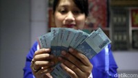 Para awak tahu banyak warga Kepulauan Seribu yang menunggu kedatangan kapal milik BRI untuk bertransaksi perbankan.
