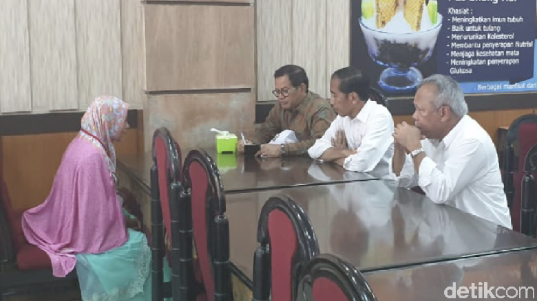 Ibu yang Pingsan Usai Terobos Paspampres Kembali Bertemu Jokowi Ibu yang Pingsan Usai Terobos Paspampres Kembali Bertemu Jokowi