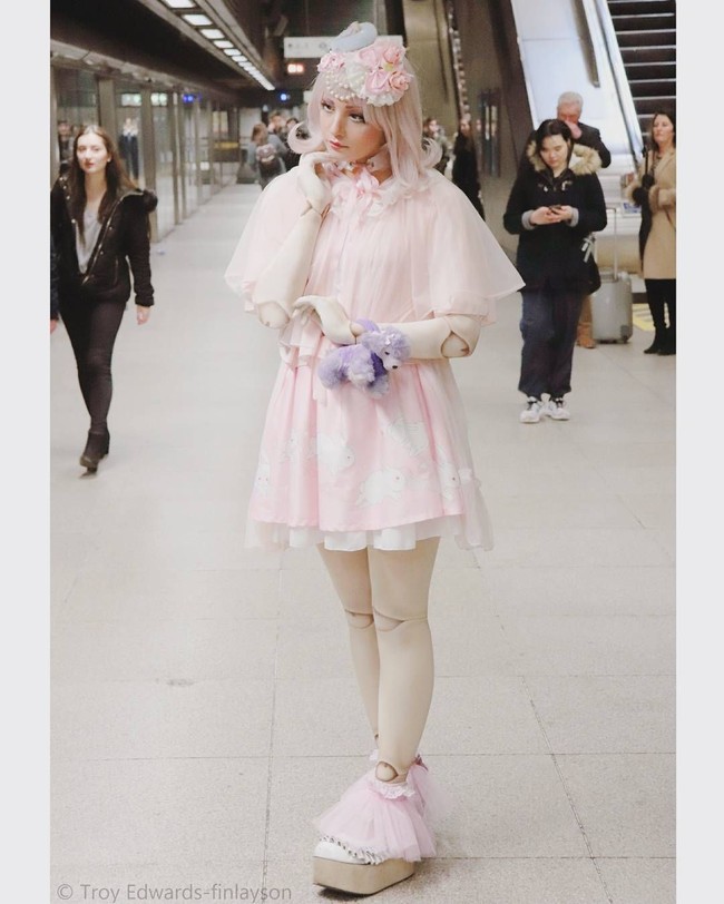 Dikenal dengan nama Fifi Doll, wanita ini mengoleksi banyak sekali dress ala boneka. Busana yang dipilihnya didominasi oleh warna pink. Foto: Instagram/fifidoll