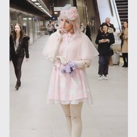 Dikenal dengan nama Fifi Doll, wanita ini mengoleksi banyak sekali dress ala boneka. Busana yang dipilihnya didominasi oleh warna pink. Foto: Instagram/fifidoll