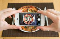 Restoran Ini Punya 'Instagram Butler' yang Bantu Pengunjung Memotret Makanan