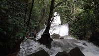 Tak sampai 5 menit, bunyi riuh air dari Anenderat memenuhi kepala. Air terjun ini sangat indah dengan bebatuan besar di tiap tingkatnya. (Bonauli/detikTravel)